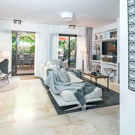 Seaside 3 Bedroom Townhouse In San Pedro Close To The With Private Garden Semesterbostad *