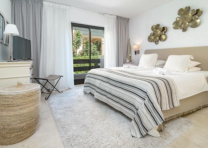 Hébergement de vacances Seaside 3 Bedroom Townhouse In San Pedro Close To The With Private Garden
