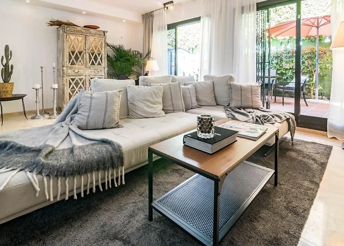 Hébergement de vacances Seaside 3 Bedroom Townhouse In San Pedro Close To The With Private Garden *
