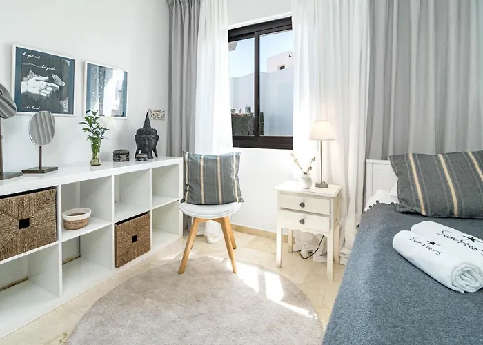 Seaside 3 Bedroom Townhouse In San Pedro Close To The With Private Garden Hébergement de vacances