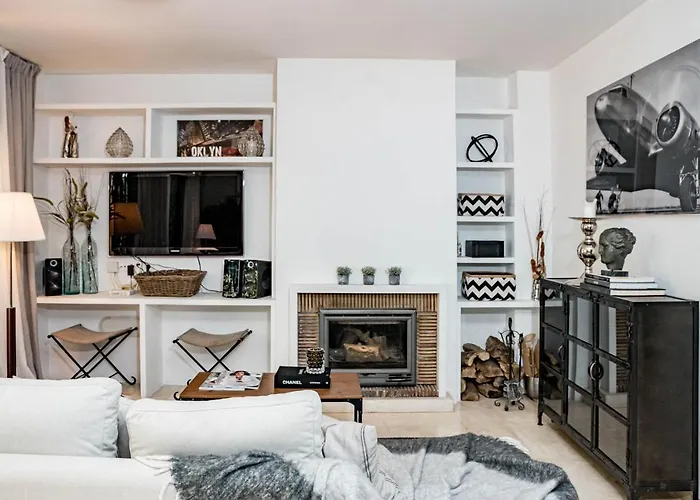 Hébergement de vacances Seaside 3 Bedroom Townhouse In San Pedro Close To The With Private Garden