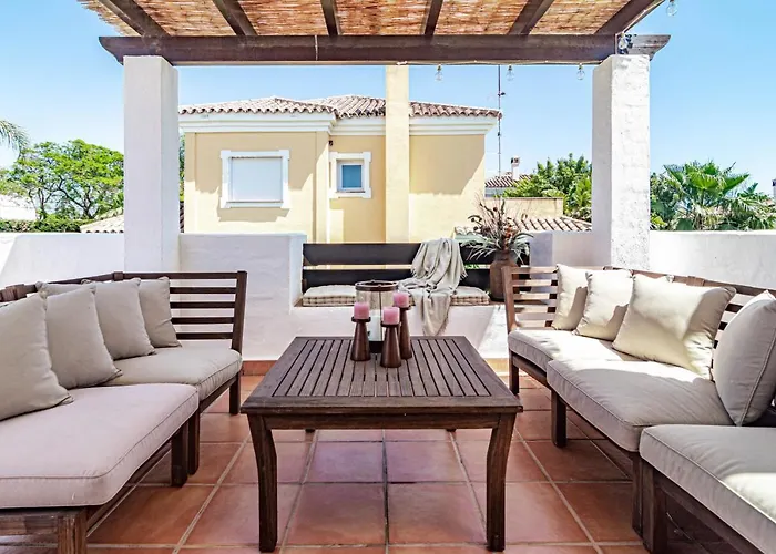 Seaside 3 Bedroom Townhouse In San Pedro Close To The With Private Garden Hébergement de vacances *