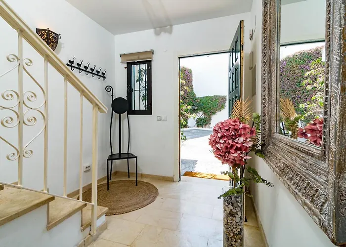 Hébergement de vacances Seaside 3 Bedroom Townhouse In San Pedro Close To The With Private Garden *